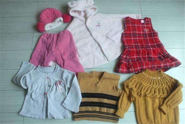 親戚家孩子“沒穿幾次的舊衣服”，別都給孩子用！衣服雖好，也有隱患